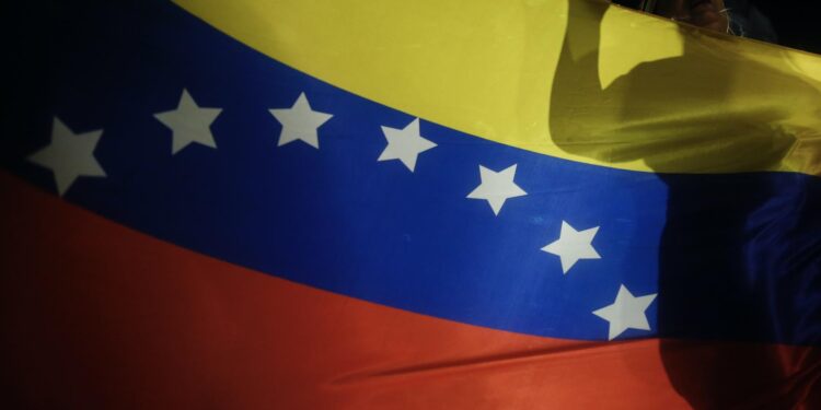 AME7020. CALI (COLOMBIA), 31/07/2024.- Fotografía de una bandera de Venezuela durante una protesta tras las elecciones presidenciales del domingo en las que el Consejo Nacional Electoral (CNE) dio como ganador a Nicolás Maduro, este miércoles en Cali (Colombia). EFE/ Ernesto Guzman Jr