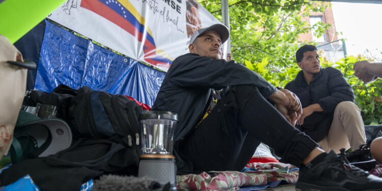 USA6329. NUEVA YORK (NY, EEUU), 08/08/2024.- Los venezolanos Franklin Gómez (i) de 33 años, y Daniel Prado (d) de 28 años, se manifiestan durante una huelga de hambre este jueves frente a la sede de Naciones Unidas en Nueva York (EE.UU.). Dos venezolanos llevan desde el miércoles por la mañana en huelga de hambre frente a la sede de Naciones Unidas en Nueva York para pedir al Consejo de Seguridad que convoque una sesión extraordinaria para tratar la crisis de Venezuela tras sus últimas elecciones. EFE/Ángel Colmenares