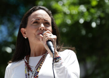 AME3965. CARACAS (VENEZUELA), 28/08/2024.- La líder opositora venezolana, María Corina Machado, pronuncia un discurso ante seguidores este miércoles, en una manifestación en Caracas (Venezuela). Machado aseguró que "ni un solo Gobierno democrático del mundo ha reconocido" la reelección de Nicolás Maduro, cuyo triunfo en las presidenciales del 28 de julio considera un "fraude", igual que buena parte de la comunidad internacional. EFE/ Ronald Peña