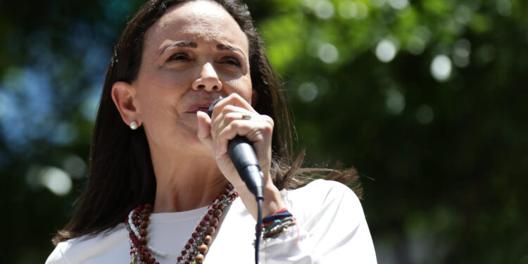 AME3965. CARACAS (VENEZUELA), 28/08/2024.- La líder opositora venezolana, María Corina Machado, pronuncia un discurso ante seguidores este miércoles, en una manifestación en Caracas (Venezuela). Machado aseguró que "ni un solo Gobierno democrático del mundo ha reconocido" la reelección de Nicolás Maduro, cuyo triunfo en las presidenciales del 28 de julio considera un "fraude", igual que buena parte de la comunidad internacional. EFE/ Ronald Peña