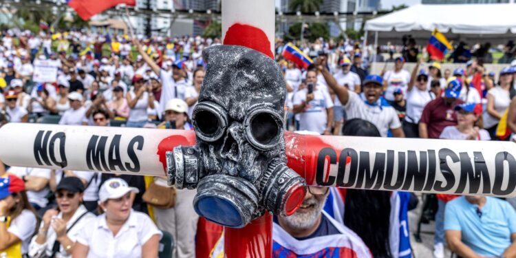 Miami (United States), 03/08/2024.- Venezuelans and Miami residents take part in a demonstration over Venezuela's 28 July presidential elections in Miami, Florida, USA, 03 August 2024. Venezuelan opposition has rejected what they consider to be fraud in the official results of the National Electoral Council (CNE), which proclaimed Nicolas Maduro as re-elected president of Venezuela with 51.2 percent of the votes. (Elecciones, Protestas) EFE/EPA/CRISTOBAL HERRERA-ULASHKEVICH