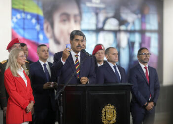 CARACAS (VENEZUELA) 09/08/2024.- Fotografía cedida por Prensa Miraflores del presidente de Venezuela, Nicolás Maduro (c), mientras habla durante una rueda de prensa en el Tribunal Supremo de Justicia, este miércoles en Caracas (Venezuela). El presidente de Venezuela, Nicolás Maduro, consideró este viernes "escandalosa" la ausencia del candidato de la oposición mayoritaria, Edmundo González Urrutia, en el proceso de revisión judicial de las elecciones del 28 de julio -cuyo resultado oficial dio la victoria al chavismo- que lleva adelante el Tribunal Supremo de Justicia (TSJ), a solicitud del mandatario. EFE/Prensa Miraflores/SOLO USO EDITORIAL/SOLO DISPONIBLE PARA ILUSTRAR LA NOTICIA QUE ACOMPAÑA (CRÉDITO OBLIGATORIO)