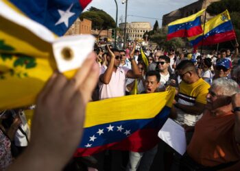 Rome (Italy), 17/08/2024.- People protest against the re-election of Venezuelan President Nicolas Maduro during a demonstration in support of opposition candidate Edmundo Gonzalez Urrutia, in Rome, Italy, 17 August 2024. The Venezuelan National Electoral Council (CNE) ratified the victory of Nicolas Maduro in Venezuela's presidential elections held on 28 July 2024, while the opposition have been protesting against the official results claiming the victory of Edmundo Gonzalez Urrutia. (Elecciones, Protestas, Italia, Roma) EFE/EPA/ANGELO CARCONI