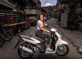 ACOMPAÑA CRÓNICA: VENEZUELA MUJERES AME2439. CARACAS (VENEZUELA), 22/08/2024.- Fotografía del 27 de junio de 2024 de Dinora Contreras posando tras una clase sobre mecánica para motorizadas en Petare, la barriada mas grande de Caracas (Venezuela). Las alumnas del taller y las organizadoras reconocen que cada día hay más mujeres motoristas, por lo que -coinciden- es más necesario que nunca tener nociones de mecánica en un mundo en el que ellas llevan décadas luchando por el derecho a su autodeterminación y demostrando su manera de hacer tareas que antes les habían sido negadas. EFE/ Miguel Gutiérrez