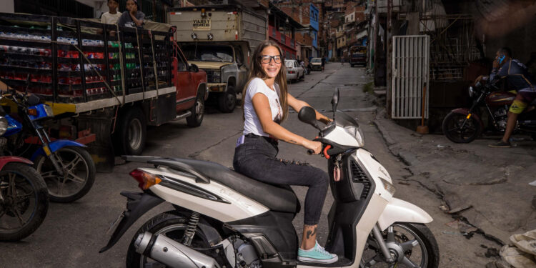 ACOMPAÑA CRÓNICA: VENEZUELA MUJERES AME2439. CARACAS (VENEZUELA), 22/08/2024.- Fotografía del 27 de junio de 2024 de Dinora Contreras posando tras una clase sobre mecánica para motorizadas en Petare, la barriada mas grande de Caracas (Venezuela). Las alumnas del taller y las organizadoras reconocen que cada día hay más mujeres motoristas, por lo que -coinciden- es más necesario que nunca tener nociones de mecánica en un mundo en el que ellas llevan décadas luchando por el derecho a su autodeterminación y demostrando su manera de hacer tareas que antes les habían sido negadas. EFE/ Miguel Gutiérrez