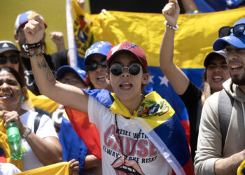 AME7653. SANTO DOMINGO (REPÚBLICA DOMINICANA), 03/08/2024.- Venezolanos se reúnen en una concentración frente a la embajada de su país para manifestar tras las elecciones presidenciales del domingo en las que el Consejo Nacional Electoral (CNE) dio como ganador a Nicolás Maduro, este sábado en Santo Domingo (República Dominicana). EFE/Orlando Barría