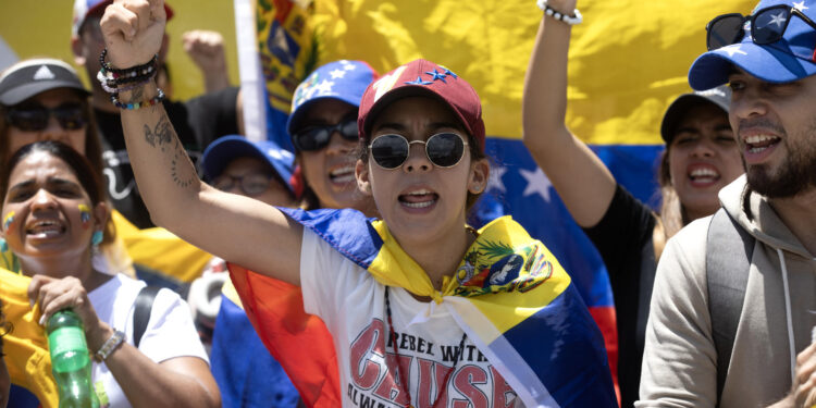 AME7653. SANTO DOMINGO (REPÚBLICA DOMINICANA), 03/08/2024.- Venezolanos se reúnen en una concentración frente a la embajada de su país para manifestar tras las elecciones presidenciales del domingo en las que el Consejo Nacional Electoral (CNE) dio como ganador a Nicolás Maduro, este sábado en Santo Domingo (República Dominicana). EFE/Orlando Barría