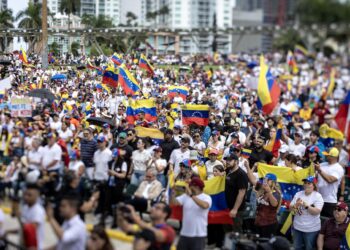 Miami (United States), 03/08/2024.- Venezuelans and Miami residents take part in a demonstration over Venezuela's 28 July presidential elections in Miami, Florida, USA, 03 August 2024. Venezuelan opposition has rejected what they consider to be fraud in the official results of the National Electoral Council (CNE), which proclaimed Nicolas Maduro as re-elected president of Venezuela with 51.2 percent of the votes. (Elecciones, Protestas) EFE/EPA/CRISTOBAL HERRERA-ULASHKEVICH