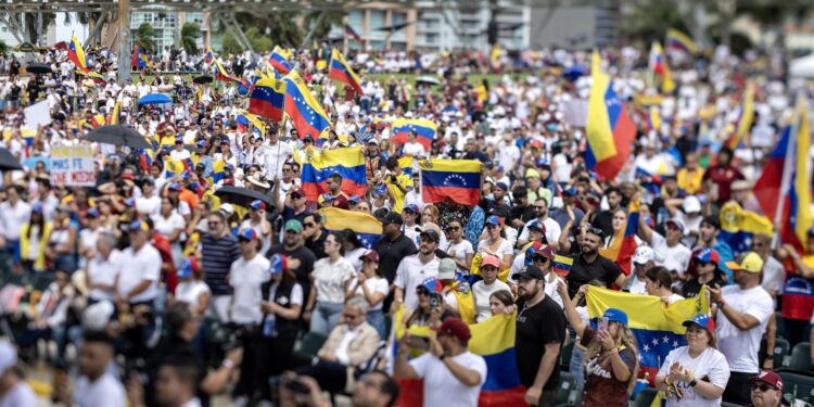 Miami (United States), 03/08/2024.- Venezuelans and Miami residents take part in a demonstration over Venezuela's 28 July presidential elections in Miami, Florida, USA, 03 August 2024. Venezuelan opposition has rejected what they consider to be fraud in the official results of the National Electoral Council (CNE), which proclaimed Nicolas Maduro as re-elected president of Venezuela with 51.2 percent of the votes. (Elecciones, Protestas) EFE/EPA/CRISTOBAL HERRERA-ULASHKEVICH