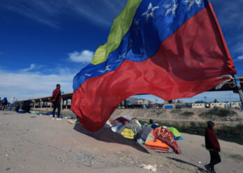 Fotografía de archivo de migrantes venezolanos que acampan a orillas del Río Bravo en Ciudad Juárez, estado de Chihuahua (México). EFE/ Luis Torres