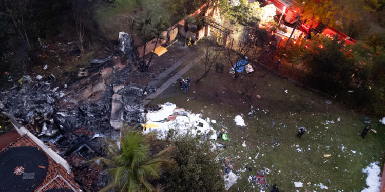 -FOTODELDÍA- AME9407. VINHEDO (BRASIL), 09/08/2024.- Fotografía aérea del sitio donde se accidentó un avión de la aerolínea Voepass este viernes, en Vinhedo (Brasil). Un avión con 62 personas abordo se estrelló en una zona residencial en el municipio brasileño de Vinhedo, en el estado de São Paulo, en un accidente en el que no hubo supervivientes. El aparato, de la aerolínea Voepass, cayó en vertical, girando sobre sí mismo, hasta estrellarse en una zona de vegetación dentro de una urbanización residencial, cerca de una vivienda. EFE/ Isaac Fontana