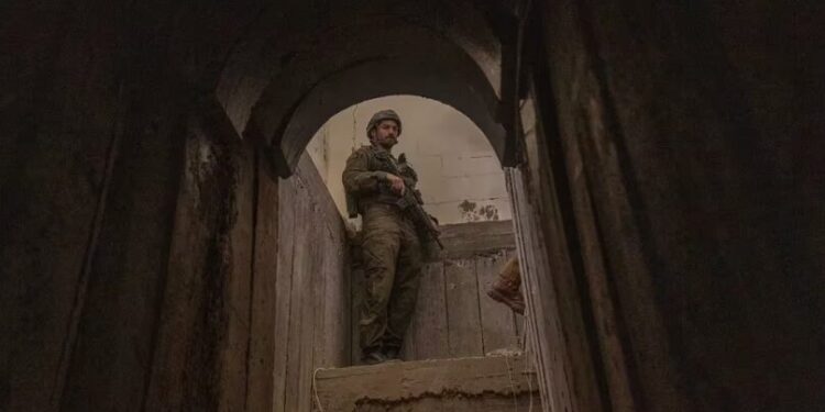 Un soldado israelí en la entrada de un túnel al interior de una casa en el centro de la Franja de Gaza en enero, fotografiado cuando el ejército israelí escoltaba a periodistas internacionales por la zona (Avishag Shaar-Yashuv para The New York Times)