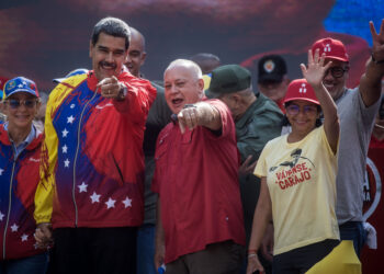 AME3668. CARACAS (VENEZUELA), 29/02/2024.- De izq. a der. la primera dama de Venezuela, Cilia Flores, el presidente de Venezuela, Nicolás Maduro, el diputado Diosdado Cabello, la vicepresidenta de Venezuela, Delcy Rodríguez y el diputado Jorge Rodríguez participan en un acto a propósito de cumplirse 20 años de la declaración de la nación como "país antiimperialista" del expresidente Hugo Chávez, este jueves en Caracas (Venezuela). Miles de chavistas se concentraron este jueves en la principal autopista de Caracas para respaldar al presidente de Venezuela, Nicolás Maduro, en una marcha a propósito de cumplirse 20 años de la declaración de la nación como "país antiimperialista". El multitudinario evento, que colapsó el tránsito en parte de la capital venezolana, congregó a los seguidores del chavismo de distintas partes del país que llegaron en buses desde el interior para participar en el acto, en el que fueron recibidos por el mandatario. EFE/ Miguel Gutiérrez