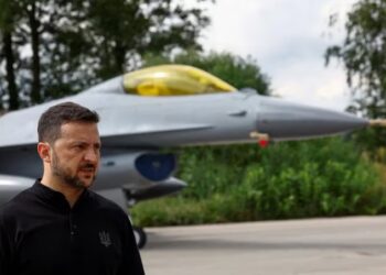 El Presidente de Ucrania, Volodimir Zelensky, se dirige a los medios de delante de un avión de combate F-16. (REUTERS/Valentyn Ogirenko)