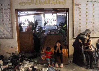 -FOTODELDÍA- Gaza (--), 10/08/2024.- Varios palestinos lloran tras un ataque israelí contra la escuela Al-Taba'een en el barrio de Daraj Tuffah en Gaza, el 10 de agosto de 2024. Al menos 93 personas murieron en el ataque, dijo el director del Hospital Al-Ahli en la ciudad de Gaza. Según las Fuerzas de Defensa de Israel (FDI), el ataque se llevó a cabo contra un "centro de control de Hamás incrustado en la escuela Al-Taba'een, adyacente a una mezquita en Daraj Tuffah, que sirve como refugio para los residentes de la ciudad de Gaza". EFE/EPA/MAHMOUD ZAKI