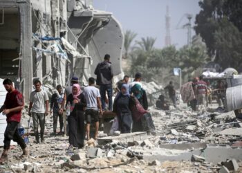 Palestinians who retuned briefly to eastern Deir al-Balah in the central Gaza Strip to check on property, carry away some items they were able to salvage amid the devastation, after Israeli troops pulled out from some blocks in the area on August 29, 2024, amid the ongoing conflict between Israel and the Hamas militant group. (Photo by Eyad BABA / AFP)