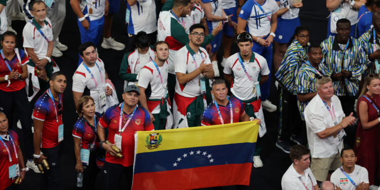 SAINT-DENIS (FRANCIA), 11/08/2024.- La delegación de Venezuela durante la ceremonia de clausura de los Juegos Olímpicos de París 2024 celebrada este domingo, en el Estadio de Francia en Saint-Denis (Francia).EFE/ MIGUEL GUTIERREZ