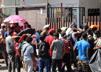 MEX4923. TAPACHULA (MÉXICO), 03/08/2024.- Migrantes hacen fila a la esperar de resolver su situación migratoria este sábado, en la ciudad de Tapachula, en el estado de Chiapas (México). Más de ocho de cada 10 habitantes reportan inseguridad en la principal ciudad de la frontera sur de México, Tapachula, el quinto mayor nivel del país, en medio de la disputa de los carteles del narcotráfico que ha desplazado a cientos de mexicanos hacia Guatemala. Esta es la primera vez en 5 años que Tapachula está entre los cinco municipios más inseguros del país, según la Encuesta Nacional de Seguridad Pública Urbana (Ensu), que la semana pasada reveló que el 84,7 % de sus residentes perciben inseguridad, comparado con el 59,4 % a nivel nacional. EFE/ Juan Manuel Blanco