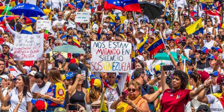 Los venezolanos que viven en el sur de Florida hacen oír su voz en Bayfront Park en el centro de Miami el 3 de agosto de 2024. PEDRO PORTAL pportal@miamiherald.com  Read more at: https://www.elnuevoherald.com/noticias/florida/sur-de-la-florida/article290737539.html#storylink=cpy