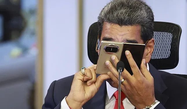 Nicolás Maduro consulta su teléfono móJesus Vargas MUNDO.