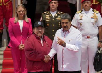 Nicolás Maduro, a la derecha, y el presidente de Nicaragua, Daniel Ortega, se dan la mano ante fotógrafos al inicio de una cumbre de la Alianza Bolivariana para los Pueblos de Nuestra América (ALBA) en el palacio presidencial de Miraflores en Caracas, Venezuela, el miércoles 24 de abril de 2024. (AP Foto/Ariana Cubillos)