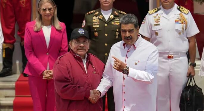 Nicolás Maduro, a la derecha, y el presidente de Nicaragua, Daniel Ortega, se dan la mano ante fotógrafos al inicio de una cumbre de la Alianza Bolivariana para los Pueblos de Nuestra América (ALBA) en el palacio presidencial de Miraflores en Caracas, Venezuela, el miércoles 24 de abril de 2024. (AP Foto/Ariana Cubillos)