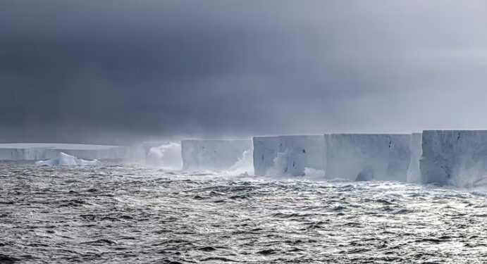 No está claro cuánto tiempo A23a, fotografiado en abril, va a girar en su lugar (Chris Walton, Prospección Antártica Británica vía The New York Times).