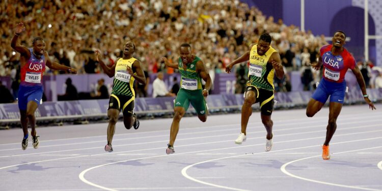 Saint-denis (France), 04/08/2024.- Noah Lyles (L) of the USA wins the Men 100m final of the Athletics competitions in the Paris 2024 Olympic Games, at the Stade de France stadium in Saint Denis, France, 04 August 2024. Kishane Thompson (2R) of Jamaica placed second and Fred Kerley (R) of the USA third. (100 metros, Francia) EFE/EPA/FRANCK ROBICHON