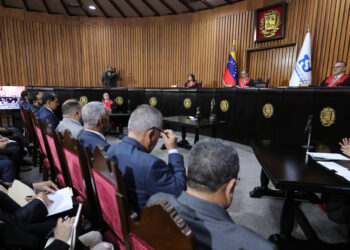 AME7514. CARACAS (VENEZUELA), 02/08/2024.- El presidente de Venezuela, Nicolás Maduro (c-centrado), durante un acto en el Tribunal Supremo de Justicia (TSJ) este viernes, en Caracas (Venezuela). El Tribunal Supremo de Justicia (TSJ) de Venezuela instó a "todos los sujetos intervinientes" a acatar la sentencia que emanará, en un lapso aún sin estimar, sobre la revisión que hará del resultado electoral del domingo pasado, cuando Nicolás Maduro fue proclamado presidente reelecto, lo que ha sido cuestionado dentro y fuera del país. EFE/ Ronald Peña R