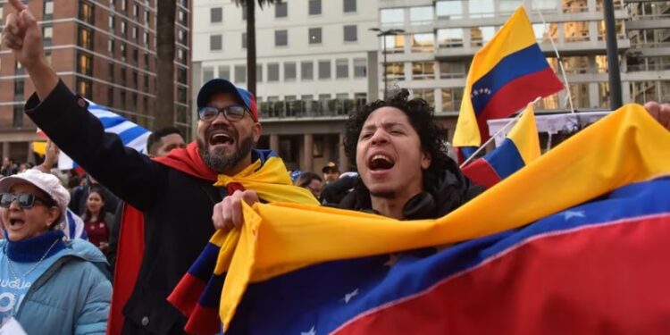 Miles de venezolanos residentes en Uruguay se concentraron en Montevideo como parte de la protesta mundial convocada por la oposición política contra el régimen de Nicolás Maduro denunciando fraude electoral y exigiendo "libertad" para su país (EFE/ Federico Gutierrez)