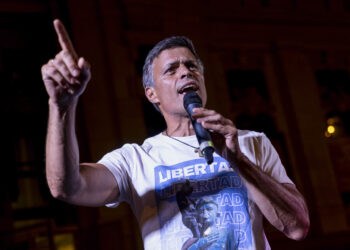 MADRID, 07/08/2024.- El líder opositor venezolano Leopoldo López participa en la concentración en la que cientos de venezolanos protestan contra el presidente Nicolás Maduro y la brutal represión que, según denunciaron, está llevando a cabo desde las elecciones del 28 de julio y piden a la comunidad internacional reconocer al opositor Edmundo González como ganador, este miércoles en la madrileña Plaza de Cibeles. EFE/Daniel González