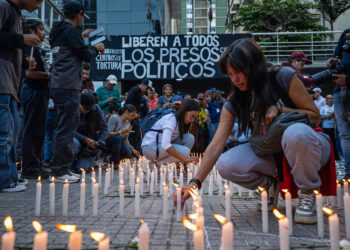 AME9122. CARACAS (VENEZUELA), 08/08/2024.- Personas prenden velas durante la gran vigilia nacional por los presos políticos convocada por la oposición, este jueves en la plaza Los Palos Grandes, en Caracas (Venezuela). EFE/ Henry Chirinos