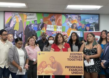 USA6533. LOS ÁNGELES (ESTADOS UNIDOS), 19/08/2024.-Fotografía cedida por la Coalición por los Derechos Humanos de los Inmigrantes (CHIRLA) donde aparece su directora, Angélica Salas (c), durante una conferencia de prensa este lunes en Los Ángeles (Estados Unidos). Activistas y organizaciones civiles urgieron este lunes a inmigrantes en Estados Unidos a acogerse al nuevo plan de regularización que abre hoy sus inscripciones y se prevé beneficiará a cerca de medio millón de indocumentados, cónyuges o hijastros de ciudadanos estadounidenses EFE/ CHIRLA / SOLO USO EDITORIAL/ SOLO DISPONIBLE PARA ILUSTRAR LA NOTICIA QUE ACOMPAÑA (CRÉDITO OBLIGATORIO)