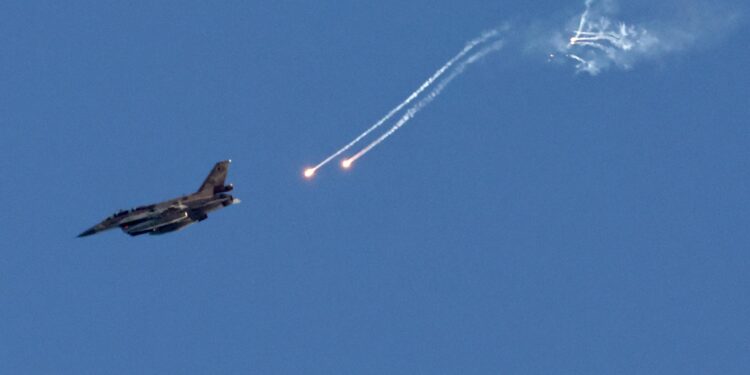 Kiryat Shmona (Israel), 25/08/2024.- An Israeli fighter jet ejects flares over an area near the Lebanon-Israel border, as seen from northern Israel, 25 August 2024. The Israeli military stated that Israeli Air Force fighter jets are currently striking targets belonging to the Hezbollah organization that posed an imminent threat to the citizens of the State of Israel. (Líbano, Hizbulá/Hezbolá) EFE/EPA/ATEF SAFADI