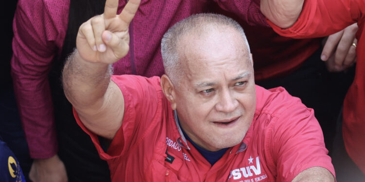 AME4032. CARACAS (VENEZUELA), 28/08/2024.- El ministro del interior de Venezuela, Diosdado Cabello (c), asiste a una marcha este miércoles, en Caracas (Venezuela). Cabello dijo que la Justicia determinará quién "debe ser detenido y procesado" al margen de lo que opine EE.UU., luego de que el senador estadounidense Rick Scott advirtiera que habrá "fuertes consecuencias" por cualquier "daño" a los opositores Edmundo González Urrutia y María Corina Machado. EFE/ Miguel Gutiérrez