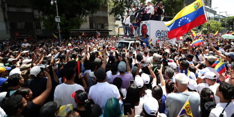 AME7680. CARACAS (VENEZUELA), 03/08/2024.- La líder opositora de Venezuela María Corina Machado (c) asiste a una protesta en rechazo a los resultados oficiales de las elecciones presidenciales -que dan la victoria al presidente Nicolás Maduro-, este sábado en Caracas (Venezuela). Sobre un camión, Machado llegó a la manifestación en una zona del este de Caracas, junto a los antichavistas Delsa Solórzano, Juan Pablo Guanipa, María Beatriz Martínez, Biagio Pilieri y Williams Dávila, todos miembros de partidos que conforman la mayor coalición antichavista, Plataforma Unitaria Democrática (PUD). Hasta el momento no se ha confirmado la presencia del candidato de la coalición, Edmundo González Urrutia. EFE/ Ronald Peña R.