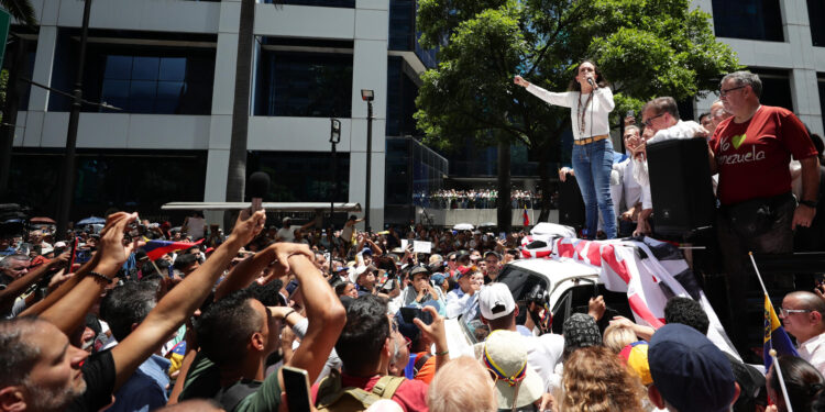 AME3964. CARACAS (VENEZUELA), 28/08/2024.- La líder opositora venezolana, María Corina Machado (d), pronuncia un discurso ante seguidores este miércoles, en una manifestación en Caracas (Venezuela). Machado aseguró que "ni un solo Gobierno democrático del mundo ha reconocido" la reelección de Nicolás Maduro, cuyo triunfo en las presidenciales del 28 de julio considera un "fraude", igual que buena parte de la comunidad internacional. EFE/ Ronald Peña