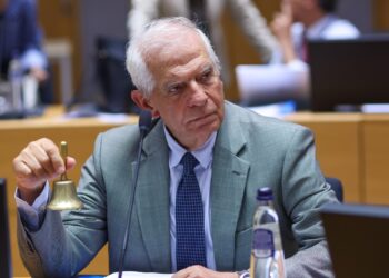 Brussels (Belgium), 30/08/2024.- High Representative of the Union for Foreign Affairs and Security Policy Josep Borrell rings the bell during an informal meeting of European Defense ministers in Brussels, Belgium, 30 August 2024. The informal council usually takes place in the country chairing the EU presidency. But following tensions between Hungarian Prime Minister Viktor Orban and the EU, the informal foreign and defense ministerial meetings of 29-30 August, respectively, took place in Brussels instead of Budapest. EU Defense Ministers are expected to discuss Russia's aggression against Ukraine and the situation in the Middle East, among other topics. (Bélgica, Rusia, Ucrania, Bruselas) EFE/EPA/OLIVIER HOSLET