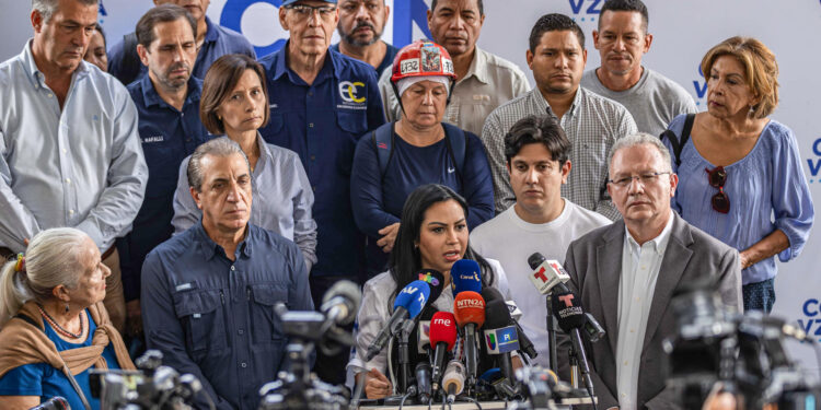 AME7475. CARACAS (VENEZUELA), 02/08/2024.- Delsa Solórzano (c), miembro del Comando Con Venezuela, habla durante una rueda de prensa sobre los hechos ocurridos la madrugada de este viernes en la sede del comando ubicada en Caracas (Venezuela). El partido de la líder opositora de Venezuela María Corina Machado, Vente Venezuela, denunció este viernes un "atraco" a su sede durante la madrugada, cuando seis hombres armados y con el rostro cubierto "sometieron a los vigilantes" para "llevarse equipos y documentos". EFE/ Henry Chirinos