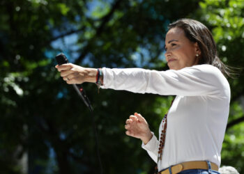 AME3966. CARACAS (VENEZUELA), 28/08/2024.- La líder opositora venezolana, María Corina Machado, pronuncia un discurso ante seguidores este miércoles, en una manifestación en Caracas (Venezuela). Machado aseguró que los militares del país "saben lo que tienen que hacer en esta hora", cuando se cumple un mes de las elecciones presidenciales, cuyo resultado oficial -que favoreció a Nicolás Maduro- la exdiputada señala de fraudulento, igual que buena parte de la comunidad internacional. EFE/ Ronald Peña