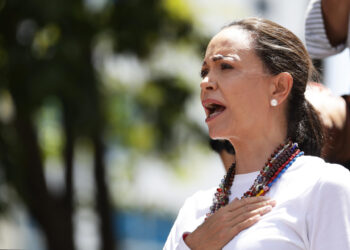 AME7680. CARACAS (VENEZUELA), 03/08/2024.- La líder opositora de Venezuela María Corina Machado asiste a una protesta en rechazo a los resultados oficiales de las elecciones presidenciales -que dan la victoria al presidente Nicolás Maduro-, este sábado en Caracas (Venezuela). Sobre un camión, Machado llegó a la manifestación en una zona del este de Caracas, junto a los antichavistas Delsa Solórzano, Juan Pablo Guanipa, María Beatriz Martínez, Biagio Pilieri y Williams Dávila, todos miembros de partidos que conforman la mayor coalición antichavista, Plataforma Unitaria Democrática (PUD). Hasta el momento no se ha confirmado la presencia del candidato de la coalición, Edmundo González Urrutia. EFE/ Ronald Peña R.