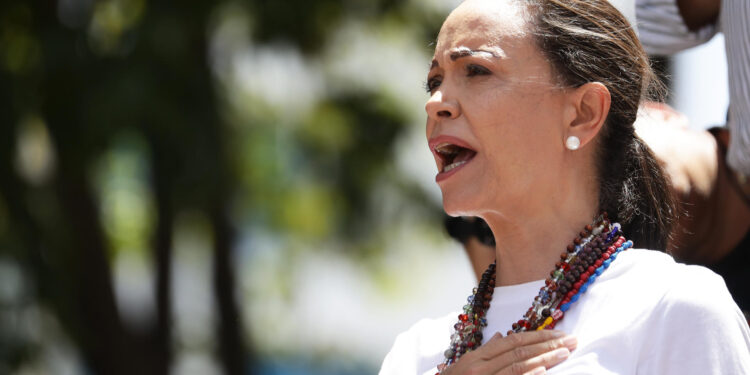 AME7680. CARACAS (VENEZUELA), 03/08/2024.- La líder opositora de Venezuela María Corina Machado asiste a una protesta en rechazo a los resultados oficiales de las elecciones presidenciales -que dan la victoria al presidente Nicolás Maduro-, este sábado en Caracas (Venezuela). Sobre un camión, Machado llegó a la manifestación en una zona del este de Caracas, junto a los antichavistas Delsa Solórzano, Juan Pablo Guanipa, María Beatriz Martínez, Biagio Pilieri y Williams Dávila, todos miembros de partidos que conforman la mayor coalición antichavista, Plataforma Unitaria Democrática (PUD). Hasta el momento no se ha confirmado la presencia del candidato de la coalición, Edmundo González Urrutia. EFE/ Ronald Peña R.