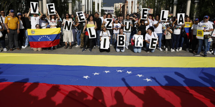 AME7873. MEDELLÍN (COLOMBIA), 03/08/2024.- Venezolanos participan de una manifestación en rechazo a los resultados del Consejo Nacional Electoral (CNE), en las elecciones presidenciales del domingo que dieron como ganador a el presidente de Venezuela Nicolás Maduro, este sábado en el Parque de las Luces en Medellín (Colombia). EFE/ Luis Eduardo Noriega Arboleda