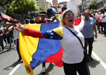 AME3963. CARACAS (VENEZUELA), 28/08/2024.- Una seguidora de la líder opositora venezolana, María Corina Machado, grita consignas en una manifestación este miércoles, en Caracas (Venezuela). Machado aseguró que "ni un solo Gobierno democrático del mundo ha reconocido" la reelección de Nicolás Maduro, cuyo triunfo en las presidenciales del 28 de julio considera un "fraude", igual que buena parte de la comunidad internacional. EFE/ Ronald Peña