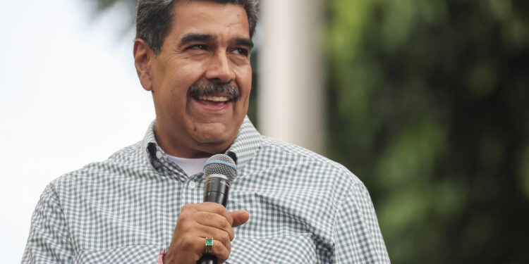 AME4032. CARACAS (VENEZUELA), 28/08/2024.- El presidente de Venezuela, Nicolás Maduro, habla a sus seguidores este miércoles en Caracas (Venezuela). Simpatizantes chavistas celebraron este miércoles en las calles de Venezuela la controvertida reelección del presidente Nicolás Maduro en los comicios celebrados hace un mes, un resultado que defienden frente a la denuncia de "fraude" de la oposición mayoritaria, que insiste en una "avasallante" victoria de su abanderado, Edmundo González Urrutia. EFE/ Miguel Gutiérrez