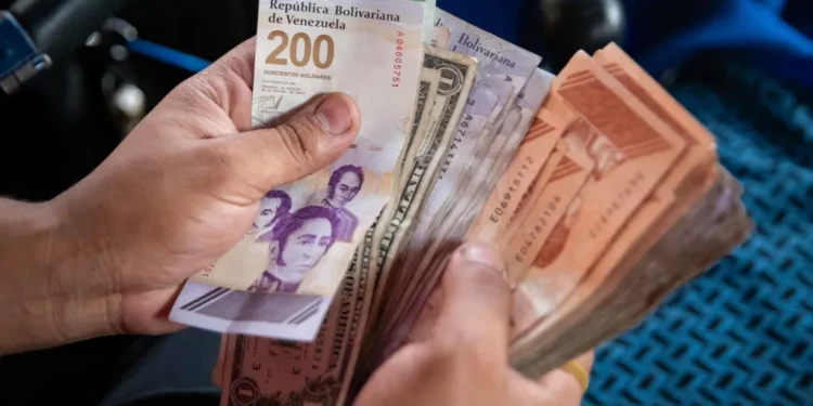 Fotografía del 26 de agosto del 2024 donde se observa el nuevo billete de doscientos bolívares y su comparación en dolares estadounidenses, en Caracas (Venezuela). EFE/ Ronald Peña