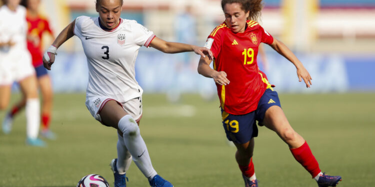 AMDEP5666. CALI (COLOMBIA), 01/09/2024.- Laia Martret (d) de España disputa el balón con Savannah King este domingo, en un partido del grupo C de la Copa Mundial Femenina sub-20 entre las selecciones de España y Estados Unidos en el estadio de Pascual Guerrero en Cali (Colombia). EFE/ Ernesto Guzmán Jr.