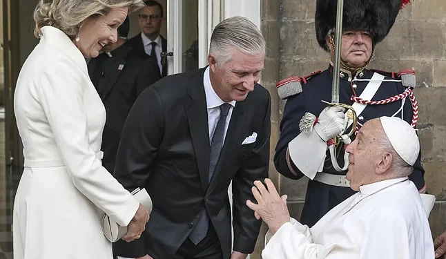 El Papa Francisco saluda al Rey Felipe de Bélgica y la Reina Matilde. EFE