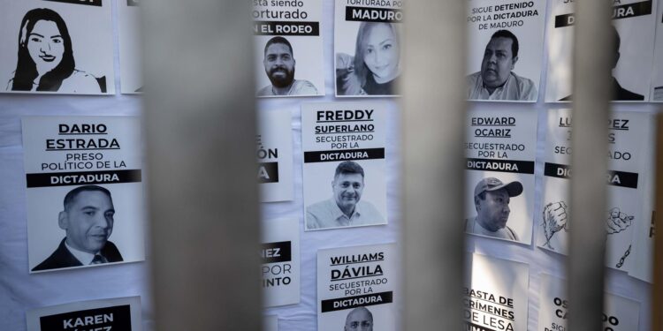 AME8254. CARACAS (VENEZUELA), 11/09/2024.- Fotografía donde se observan carteles con imágenes de presos políticos en Venezuela este miércoles, durante una protesta de sus familiares, en Caracas (Venezuela). EFE/ Ronald Peña R.