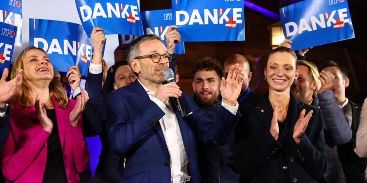 Vienna (Austria), 29/09/2024.- Chairman and top candidate of the Freedom Party of Austria (FPOe) Herbert Kickl (C) celebrates during FPOe election event after parliamentary elections in Vienna, Austria, 29 September 2024. Austria's far-right Freedom Party is heading for an unprecedented general election victory under leader Herbert Kickl, according to projections. (Elecciones, Viena) EFE/EPA/FILIP SINGER